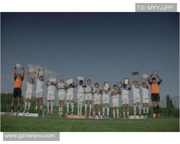 足球巨星璀璨风采尽收眼底 足球球星展架展示各路传奇人物风姿