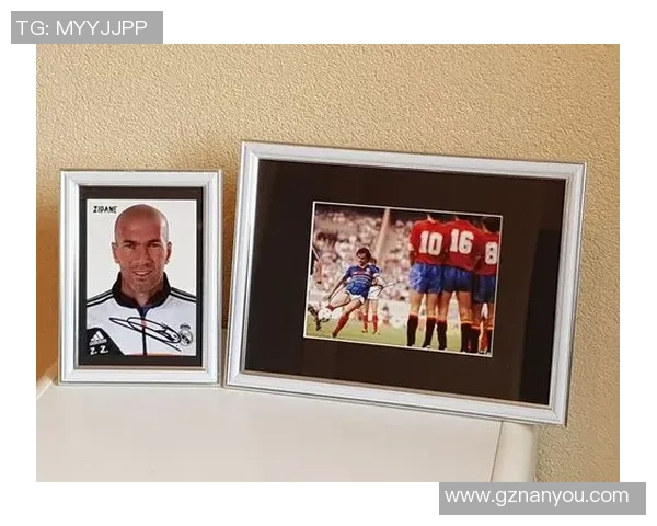 足球球星经典瞬间画框展示揭示他们无与伦比的荣耀与奋斗历程